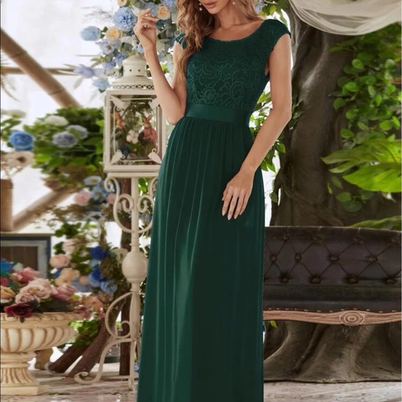 Formal gown with lace top - Picture 5 of 7